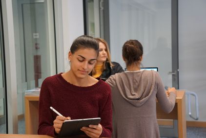 Studierende des Masterstudiengangs Angewandte Wirtschaftspsychologie Studierende mit iPad