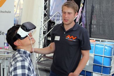 Virtueller Besuch der OTH Amberg-Weiden mit der Virtual-Reality-Brille.