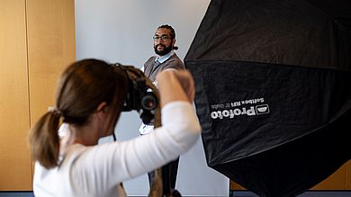 Junger Mann wird fotografiert