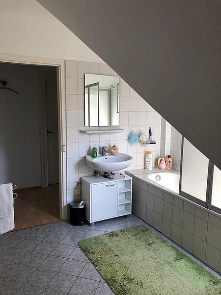 Bad Großes 21-m²-Zimmer in einer 3er-WG in Neustadt an der Waldnaab, frei ab 1. September 2026. 330 € inklusive Nebenkosten, 200 € Kaution. Bushaltestelle nach Weiden direkt vor der Haustür.