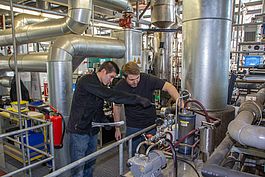 Zwei Studierende im Labor beim Heizkesselprüfstand