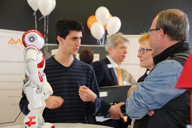 Roboter NAO am Infostand der Fakultät Elektrotechnik, Medien und Informatik