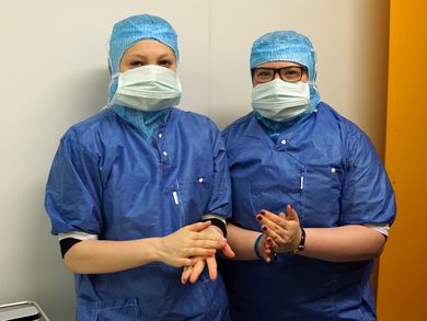 Zwei Schülerinnen desinfizieren ihre Hände vor dem OP-Besuch.