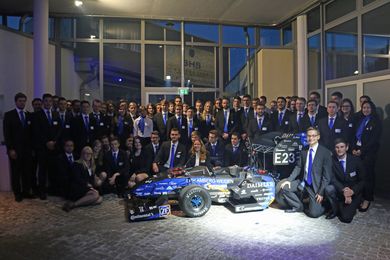 Gruppenbild mit Rennschnecke: das Formula Student Team der OTH Amberg-Weiden mit dem aktuellen RS17 
