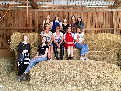Gruppenbild auf dem Bauernhof