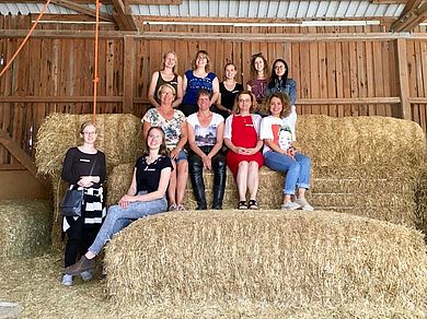 Gruppenbild auf dem Bauernhof