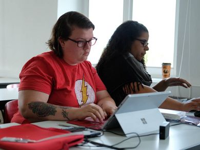 Zwei Studentinnen vor ihren Computern