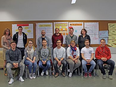 Vordere Reihe: Studierende des 4. Semesters Patentingenieurwesen. Hintere Reihe, von links nach rechts: Prof. Dr. Ursula Versch, Linus Brockstedt, Moderator und Referenten des 6. Semesters Patentingenieurwesen.