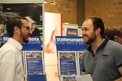 Netzwerken am Infostand