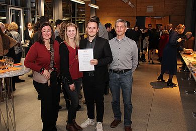 Student mit seinen Angehörigen