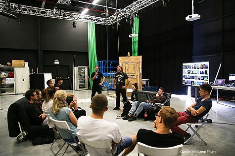 Studierendengruppe bei Besprechung