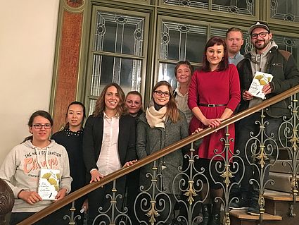 Die Studierenden mit der Autorin Kateřina Tučková (3.v.r.)