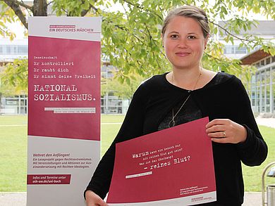 Carolin Wagner hält Plakat in der Hand