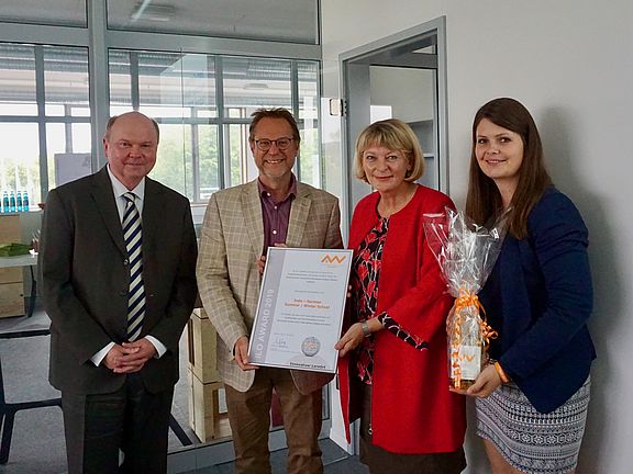Prof. Frank Späte (2.v.l.) erhielt den ILO-Award aus den Händen von Dr. Wolfgang Weber (links), Präsidentin Prof. Dr. Andrea Klug (3.v.l.) und Hanna Gallitzendörfer (4.v.l.).