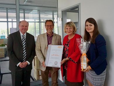 Prof. Frank Späte (2.v.l.) erhielt den ILO-Award aus den Händen von Dr. Wolfgang Weber (links), Präsidentin Prof. Dr. Andrea Klug (3.v.l.) und Hanna Gallitzendörfer (4.v.l.).