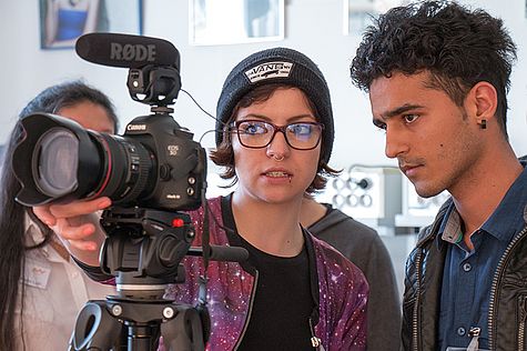 Unter Anleitung machen die Teilnehmer von Integration kreativ Fotos