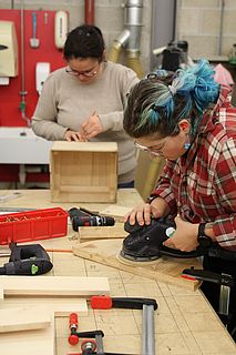 Die Teilnehmenden können ihre eigenen Upcycling-Ideen umsetzen