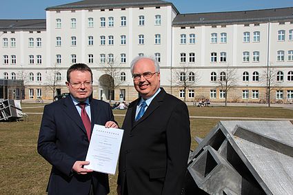 hat Prof. Dr. Erich Bauer, Präsident der OTH Amberg-Weiden, und Prof. Dr.-Ing. Klaus Grüger