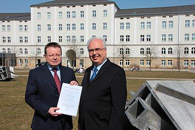hat Prof. Dr. Erich Bauer, Präsident der OTH Amberg-Weiden, und Prof. Dr.-Ing. Klaus Grüger