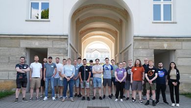 Gruppenfoto vor der Fakultät EMI