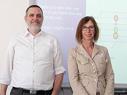 Questel-Mitarbeiter Daniel Ovadya und Professor Dr. Ursula Versch beim Workshop „Patentplattform Orbit“ .