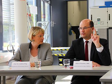 Prof. Dr. Andrea Klug und Staatssekretär Albert Füracker