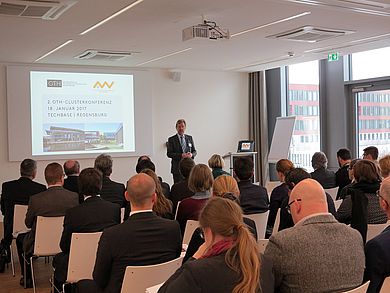 Prof. Dr. Wolfgang Baier, Präsident der OTH Regensburg, spricht bei der Clusterkonferenz. 