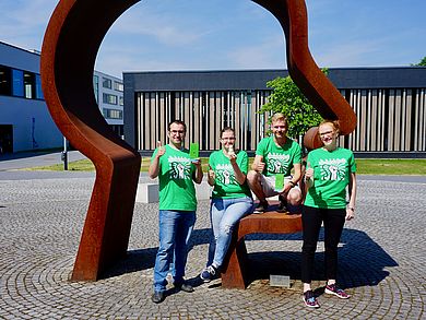 Die vier Medizintechnik-Studierenden Michael Mark, Heike Kraus, Luis Geißler und Yuliya Helwig mit dem MUNCHKIN und den Auszeichnungen