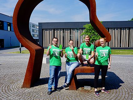 Die vier Medizintechnik-Studierenden Michael Mark, Heike Kraus, Luis Geißler und Yuliya Helwig mit dem MUNCHKIN und den Auszeichnungen