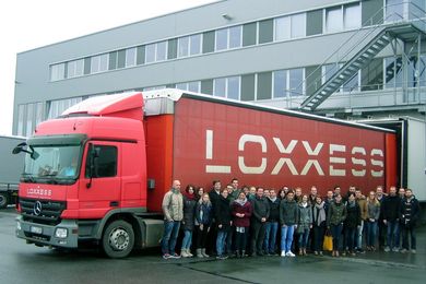 Die Exkursionsgruppe vor dem Logistikzentrum von Loxxess in Ebermannsdorf