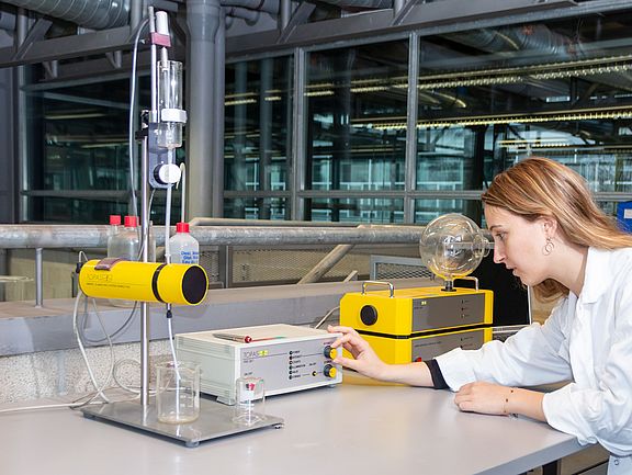 Studentin an der Partikelanalyse