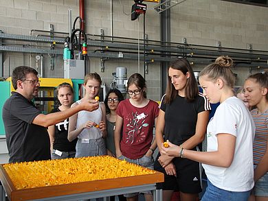 Schülerinnen am Kreiseltisch