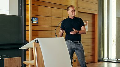 Lukas Senft von der Siemens AG sprach in einem Gastvortrag mit Studierenden über Entgeltmanagement