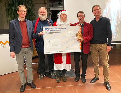 Die OTH Amberg-Weiden freut sich, dass sie 1.500 Euro für die Stiftung Engel für Kinder sammeln konnte (v.l.): Dr. Markus Ringer, Kanzeler der OTH AW Ludwig von Stern, Hochschulpräsident Prof. Dr. Clemens Bulitta, Dr. Markus Lommer, Prof. Dr. Maximilian Kock