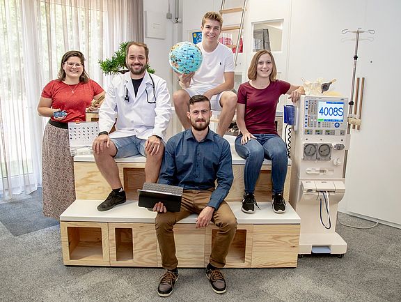 Studierende und MitarbeiterInnen repräsentieren die neuen und aktualisierten Studiengänge der Fakultät Wirtschaftsingenieurwesen.