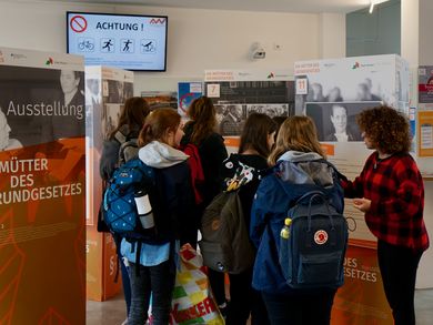 Schülerinnen beim Besuch der Ausstellung