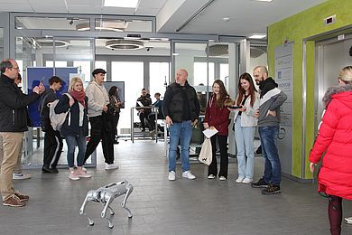 Ein Roboter-Hund zeigte in Amberg Kunststücke.