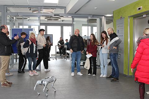 Ein Roboter-Hund zeigte in Amberg Kunststücke.