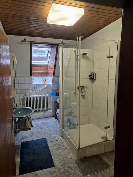 Badezimmer mit Dusche