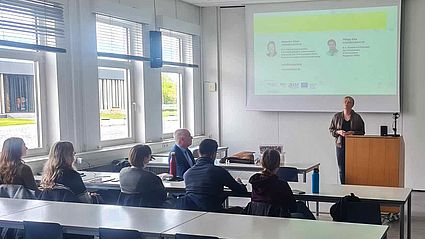 Alexandra Hoyer stellt ihre Geschäftsidee medespro an der OTH Amberg-Weiden vor