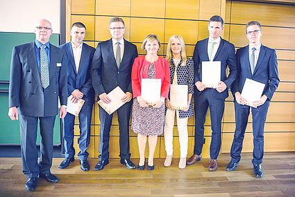 Prof. Dr. Ralf Krämer mit den ersten Absolventinnen und Absolventen des berufsbegleitenden Studiengangs Handels- und Dienstleistungsmanagement
