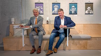 Hochschulpräsident Prof. Dr. Clemens Bulitta und der Geschäftsführer der Amberger Wirtschaftsförderung Karlheinz Brandelik unterzeichnen die Kooperationsvereinbarung