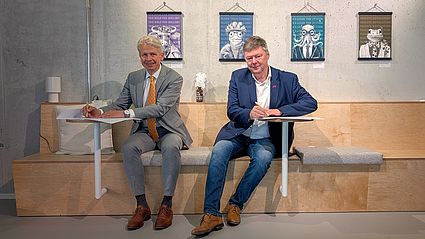 Hochschulpräsident Prof. Dr. Clemens Bulitta und der Geschäftsführer der Amberger Wirtschaftsförderung Karlheinz Brandelik unterzeichnen die Kooperationsvereinbarung