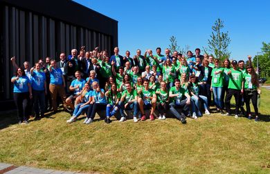 Alle Teilnehmerinnen und Teilnehmer: Die Arbeitsgruppen in grünen, die HelferInnen in blauen Shirts (Fotoquelle: Siegfried Bühner)