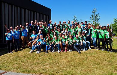 Alle Teilnehmerinnen und Teilnehmer: Die Arbeitsgruppen in grünen, die HelferInnen in blauen Shirts (Fotoquelle: Siegfried Bühner)