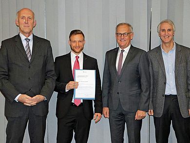 Prof. Dr. Walter Schober (Präsident der TH Ingolstadt), Benjamin Striepen (der Preisträger), Franz Josef Benedikt (Präsident der Hauptverwaltung der Deutschen Bundesbank in Bayern), Prof. Dr. Franz Seitz (OTH und Betreuer der Arbeit)