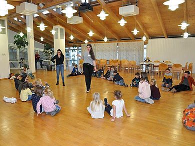 Kinder spielen im Veranstaltungssaal