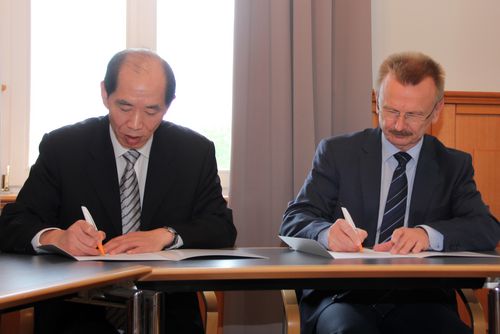 Unterzeichnung der kooperationsvereinbarung durch die Vizepräsidenten 