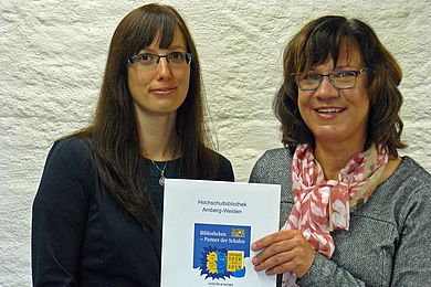 Stephanie Grimm und Christina Michel, stellvertretende Leiterin und Leiterin der Bibliothek, mit dem Gütesiegel