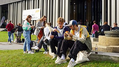 Junge Menschen beim Imbiss auf dem Campus